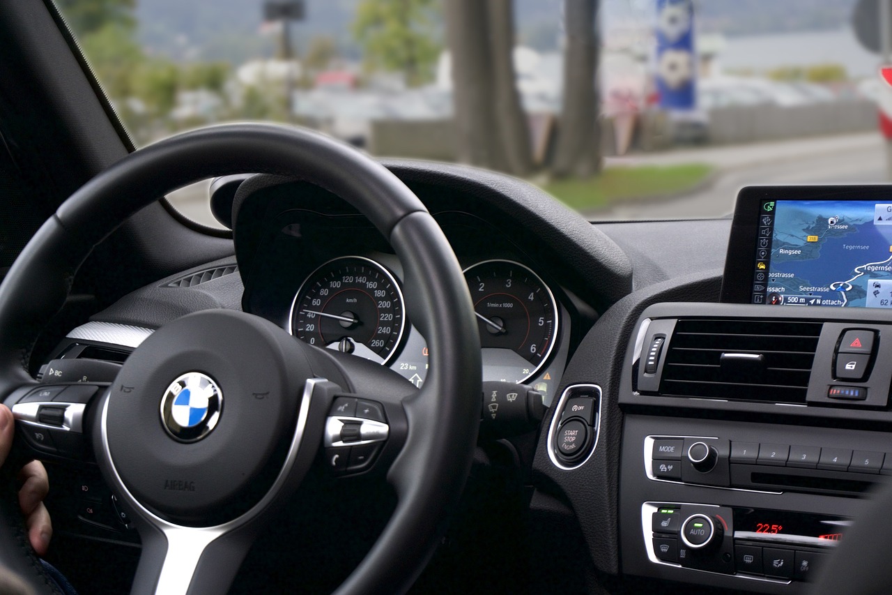 BMWの車載ナビに表示された地図画面と純正の有線接続ポート周り