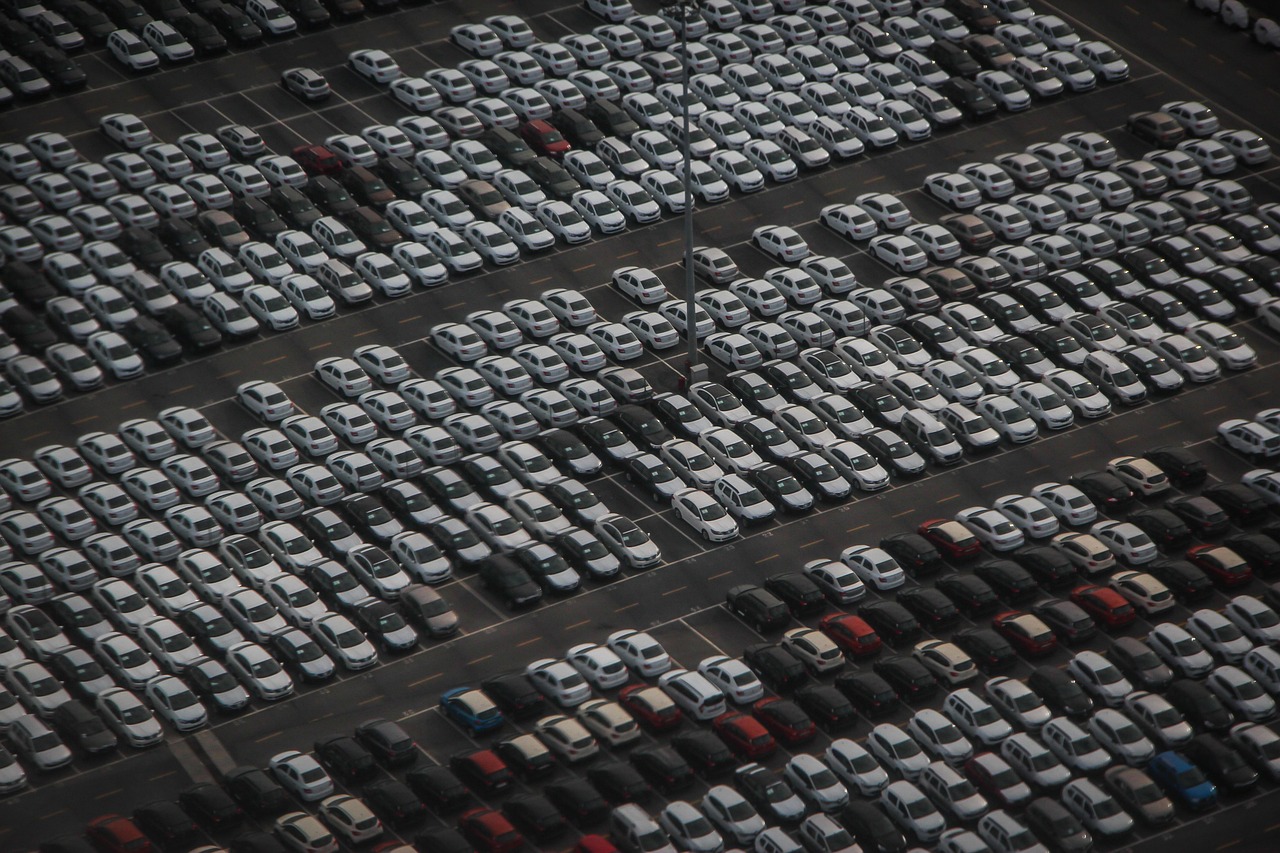 広い敷地に新車がずらりと並んで保管されている様子