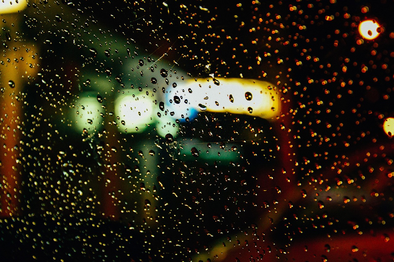 雨粒で視界がぼやけたフロントガラス